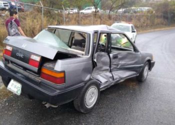 Choca estudiante el perder control de volante por lluvia
