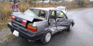 Choca estudiante el perder control de volante por lluvia