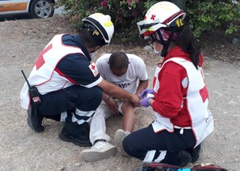 Tropieza limpia vidrios y cae