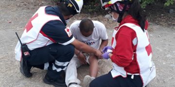 Tropieza limpia vidrios y cae