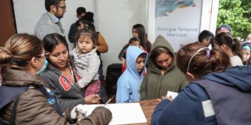 Brindan servicio médico y de  limpieza a personas del albergue