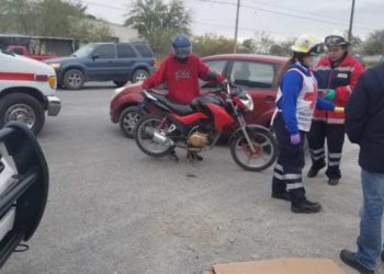 Mujer lesiona a empleado en aparatoso choque