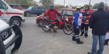 Mujer lesiona a empleado en aparatoso choque