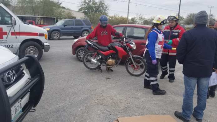 Mujer lesiona a empleado en aparatoso choque