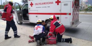 Derrapa motocicleta y conductor se lesiona