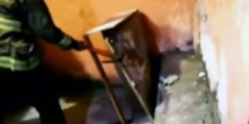 Asesina a su amigo y lo supulta en la sala de su casa