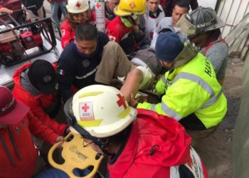 Estudiante cae en portón y se clava varilla en su pierna