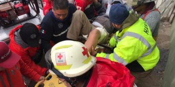 Estudiante cae en portón y se clava varilla en su pierna