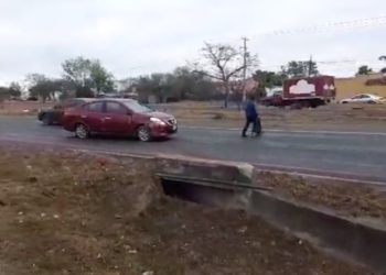 A punto de volcar automóvil frente a canchas del IPSSET