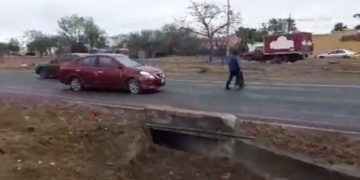 A punto de volcar automóvil frente a canchas del IPSSET