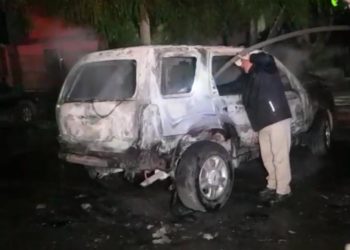 Fuego arrasa con camioneta, tras corto circuito