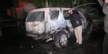 Fuego arrasa con camioneta, tras corto circuito