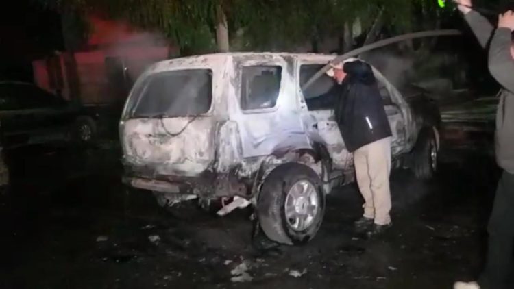 Fuego arrasa con camioneta, tras corto circuito