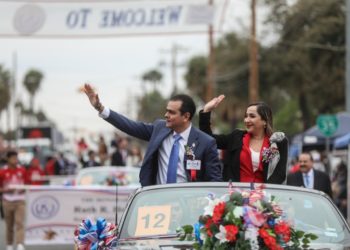 Participa Enrique y Adriana en desfile de Laredo, Texas