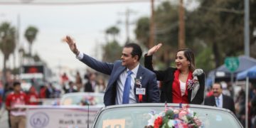 Participa Enrique y Adriana  en desfile de Laredo, Texas