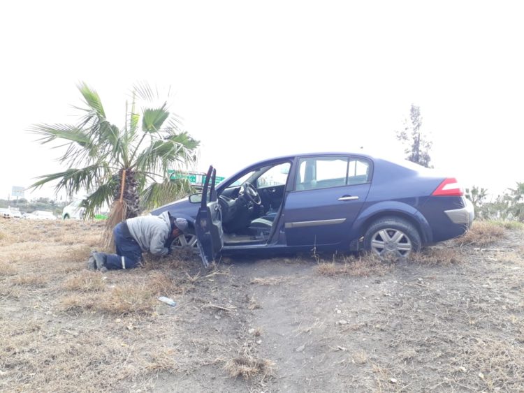 Mujer estrella auto en palmera del bulevar Fidel Velázquez