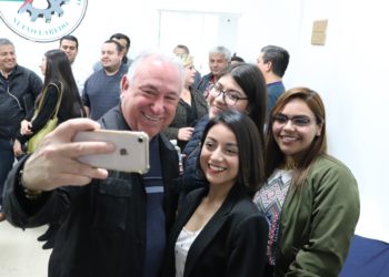 Entrega Héctor Garza seis aulas móviles en Nuevo Laredo