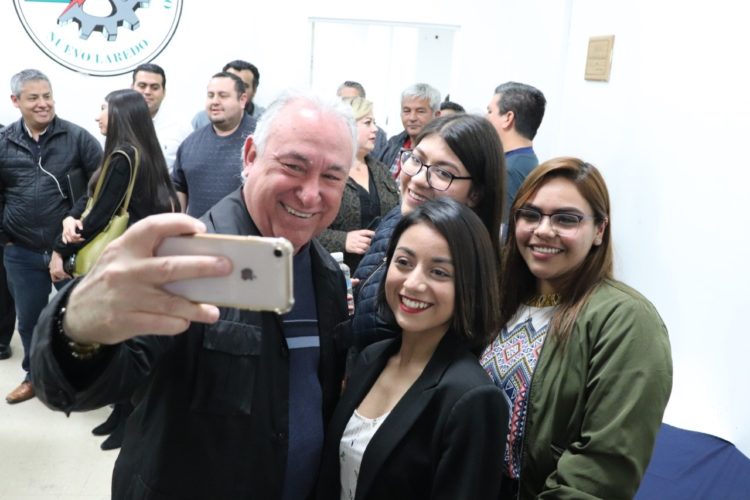 Entrega Héctor Garza seis aulas móviles en Nuevo Laredo