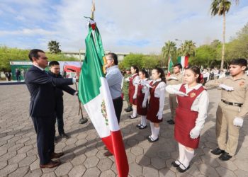 Celebran autoridades civiles y militares Día de la Bandera