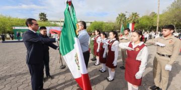 Celebran autoridades civiles y militares Día de la Bandera