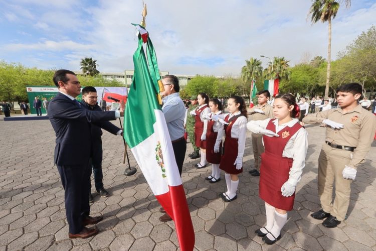 Celebran autoridades civiles y militares Día de la Bandera