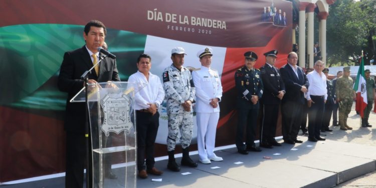 “La mejor manera de honrar a nuestra bandera, es trabajando en unidad”: Alcalde Mario López