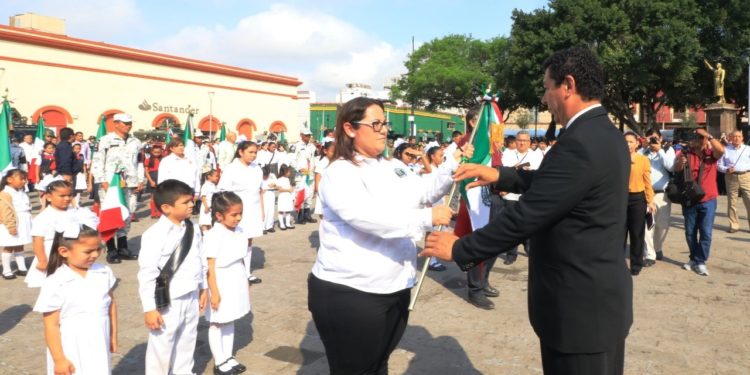 “La mejor manera de honrar a nuestra bandera, es trabajando en unidad”: Alcalde Mario López