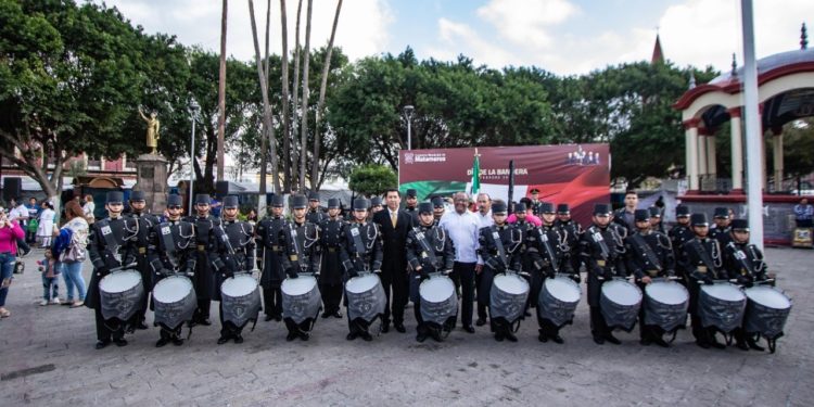 “La mejor manera de honrar a nuestra bandera, es trabajando en unidad”: Alcalde Mario López