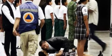 Se desmayan 3 estudiantes en acto de la bandera  en Cd. Victoria