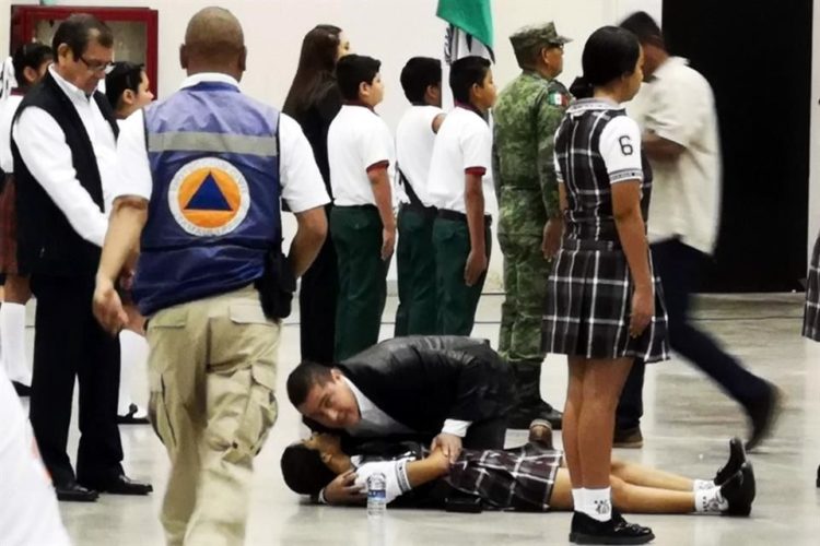 Se desmayan 3 estudiantes en acto de la bandera en Cd. Victoria