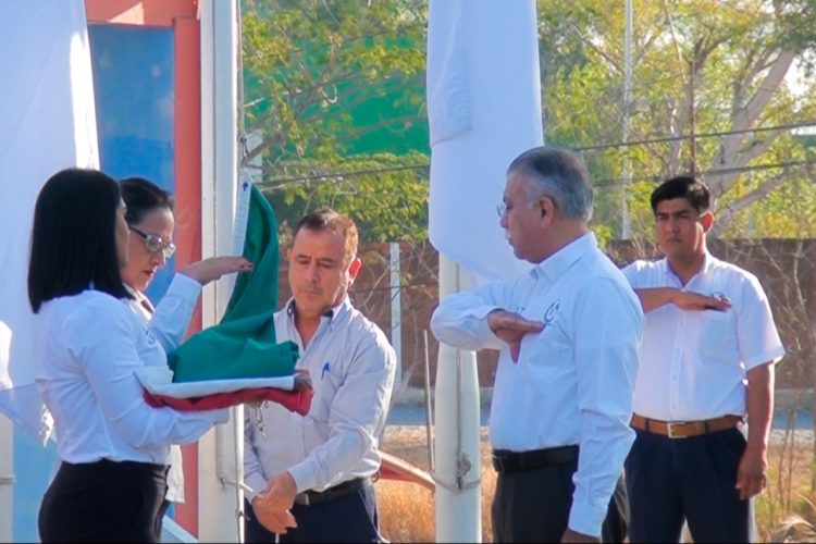 Rinde UAT en el Campus Victoria homenaje a la Bandera