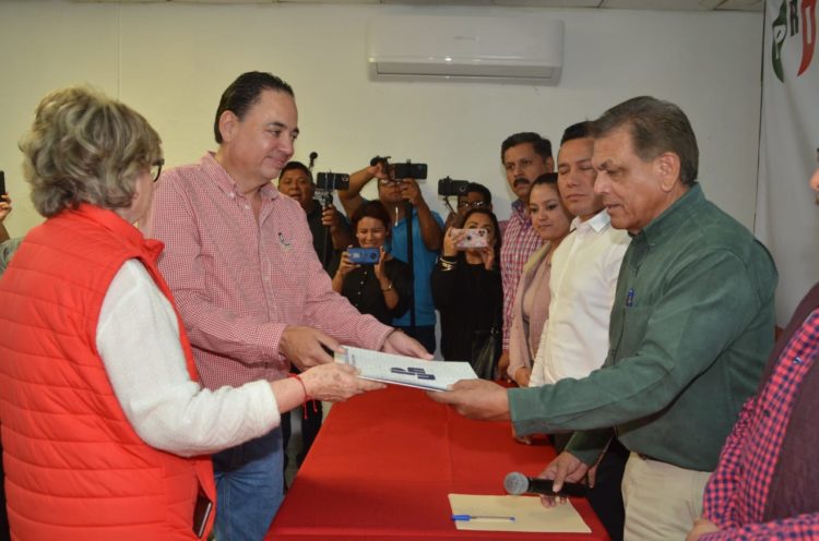 Jesús Valdez Zermeño se registra para dirigir el PRI-Nuevo Laredo