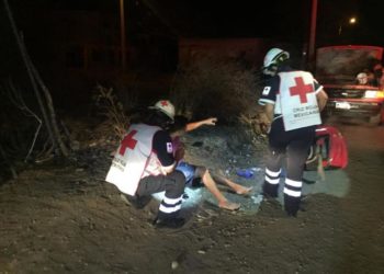 Derrapa motocicleta y conductor se lesiona