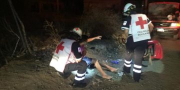 Derrapa motocicleta y conductor se lesiona