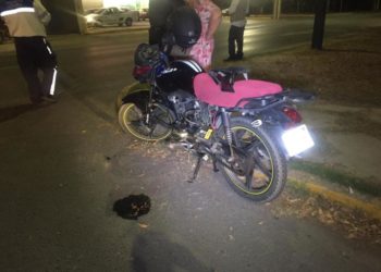 Auto embiste a motocicleta y lesiona a conductor