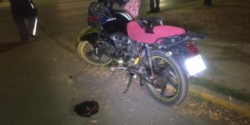 Auto embiste a motocicleta y lesiona a conductor