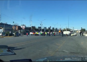 “Alcoholeros” bloquean puente internacional Juárez-Lincoln