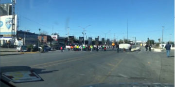 “Alcoholeros” bloquean puente internacional Juárez-Lincoln