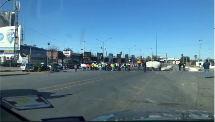 “Alcoholeros” bloquean puente internacional Juárez-Lincoln