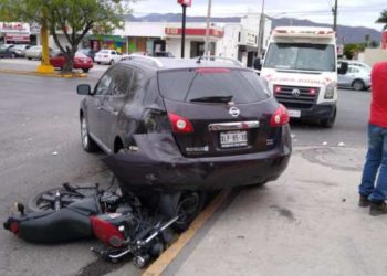 Carambola de autos y moto deja tres lesionados