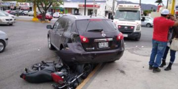Carambola de autos y moto deja tres lesionados