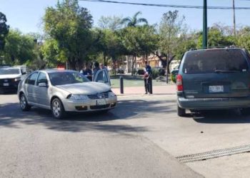 Omite luz roja de semáforo y choca en 17 y Zaragoza