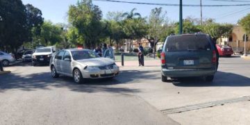 Omite luz roja de semáforo y choca en 17 y Zaragoza