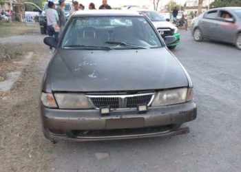 Matrimonio herido tras ser impactada su moto por auto