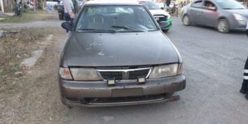 Matrimonio herido tras ser impactada su moto por auto