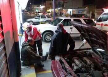 Choque frente a farmacia deja un empleado lesionado