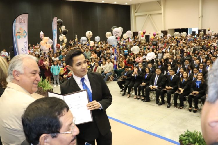 Apadrina Héctor Garza generación 82 del Tec-Victoria