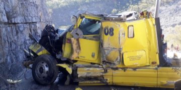 Trailero choca y vuelca unidad en carretera “Rumbo Nuevo”