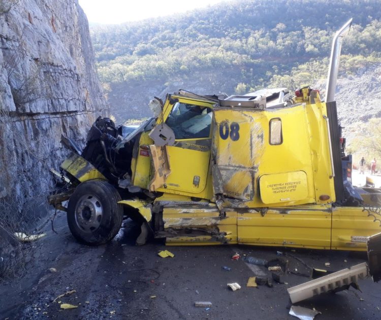 Trailero choca y vuelca unidad en carretera “Rumbo Nuevo”
