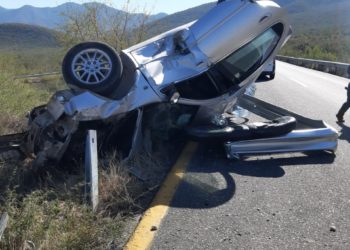 Vuelca auto en carretera a Tula  y lo abandona